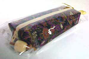 กระเป๋าสตรี : กระเป๋ากล่อง ลายดอกเบญจมาศสีม่วงดอกเล็ก ๆ พื้นดำ 2